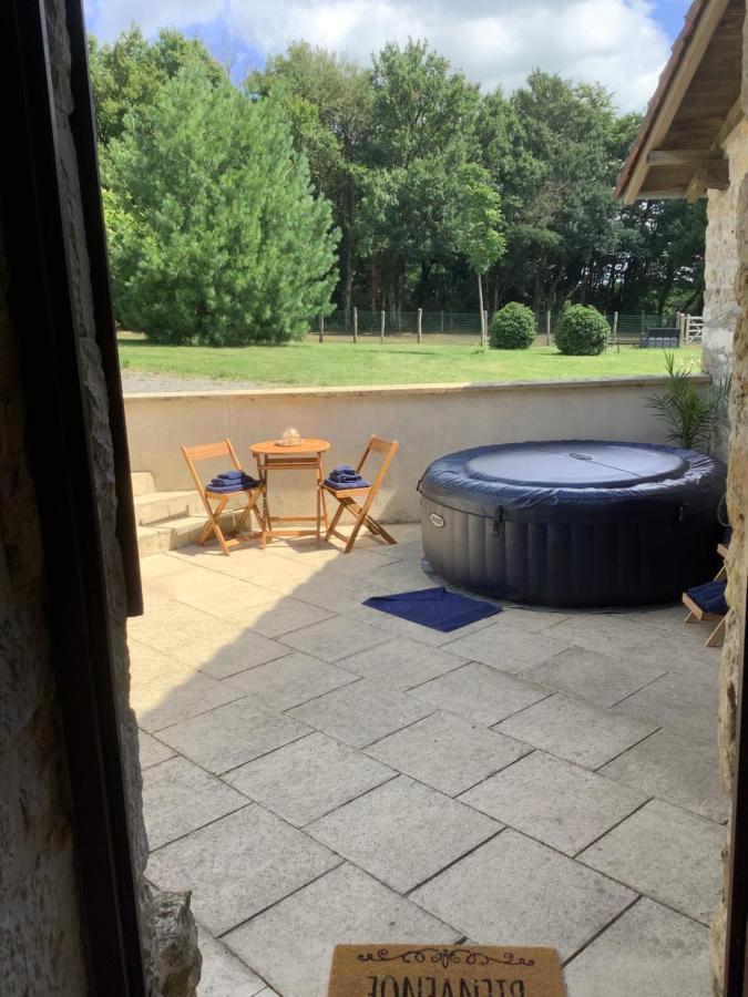 Gîte vallée magique Panissaud Le Grand-Madieu Esterno foto